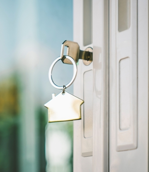 House,Model,And,Key,In,House,Door.,Real,Estate,Agent